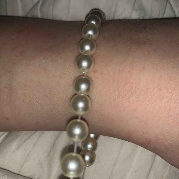 🎀White Pearl stretch bracelet 🎀 - Picture 2 of 2